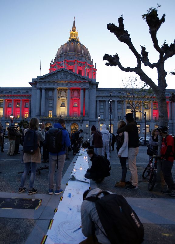 Frente al Ayuntamiento de San Francisco, los colores de la bandera belga han simbolizado el apoyo a las víctimas de los atentados.