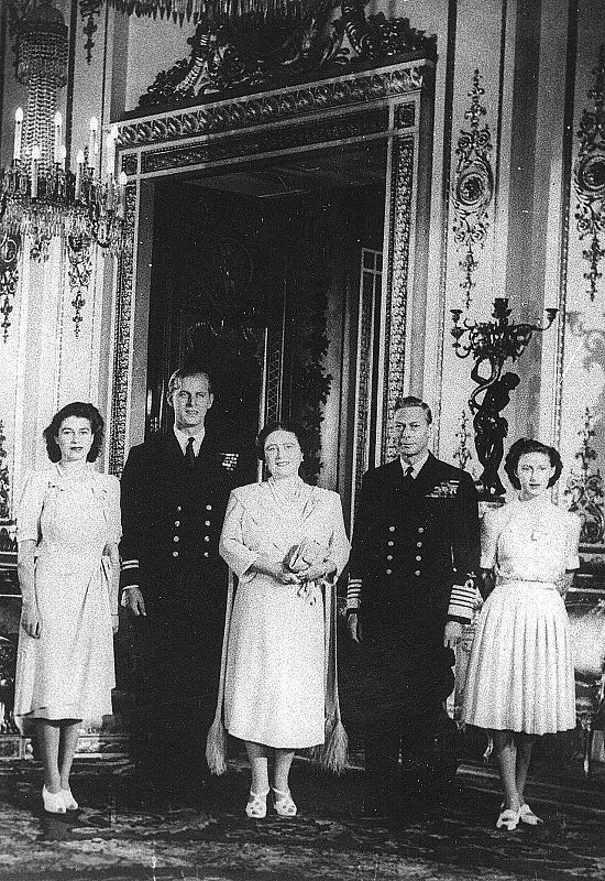 La princesa y su familia en el primer retrato con su prometido, Felipe Mountbatten, futuro Duque de Edimburgo.