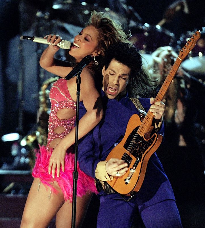 Prince y Beyonce durante la 46 edición de los Premios Grammy