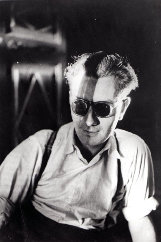 Joan Brossa nació en Barcelona el año 1919. Desde niño tuvo pasión por el teatro