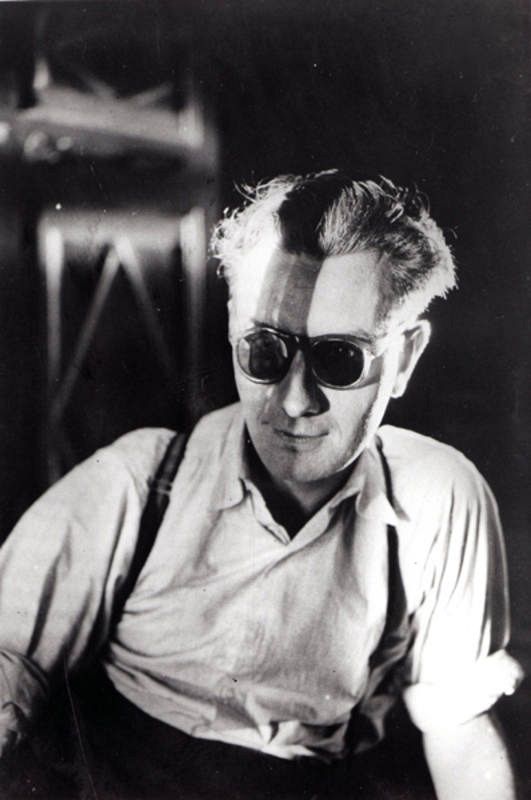   Joan Brossa nació en Barcelona el año 1919. Desde niño tuvo pasión por el teatro