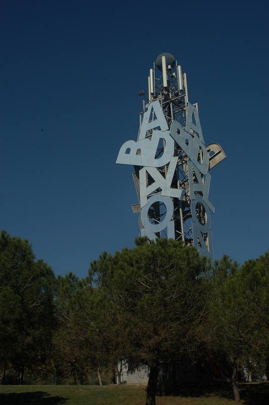   Una intervención de Joan Brossa en Badalona: el poema visual "On és bada l'ona?"