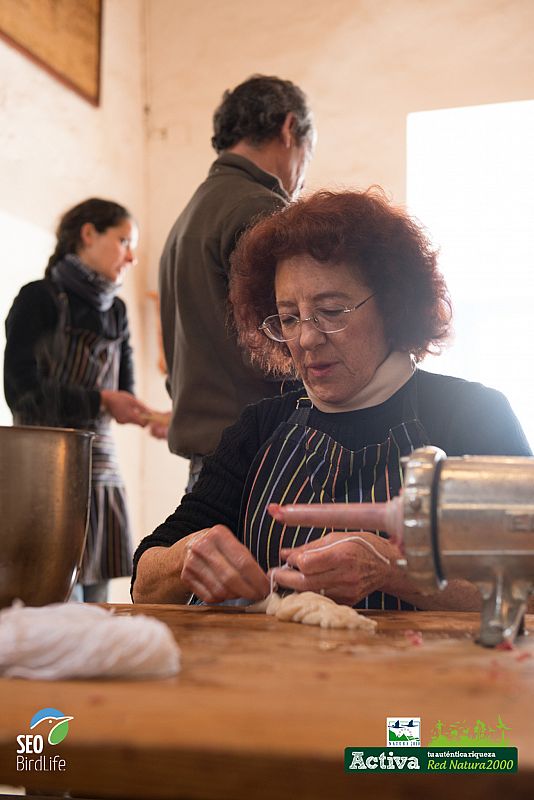 Carmen Bendala, haciendo embutidos en la Finca Riscos Altos en Sierra Norte de Sevilla