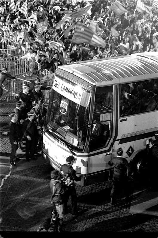 Los jugadores del FC Barcelona celebran el título de Liga 1991 con una rúa por la Ciudad Condal. La primera de Cruyff como entrenador.