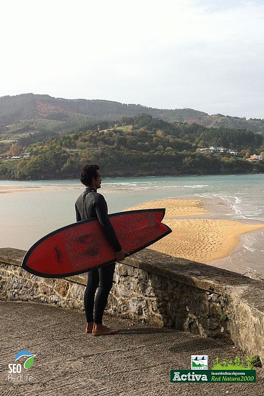 Eneko Cepeda observando mar en Urdaibai