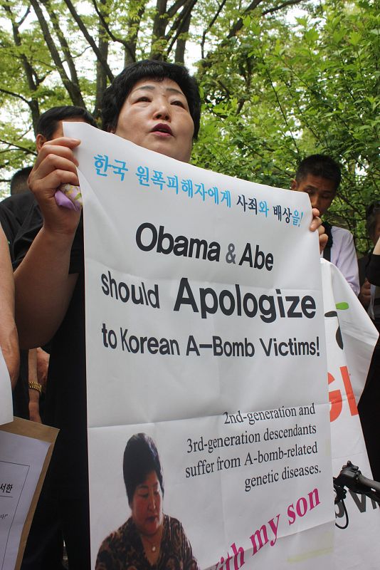 Un grupo de supervivientes de la bomba atómica protesta en Hiroshima