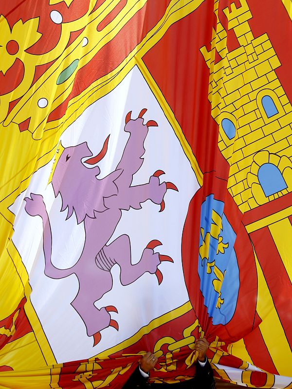 Solemne izado de la Bandera en la Plaza de Colón, una enseña de 290 metros