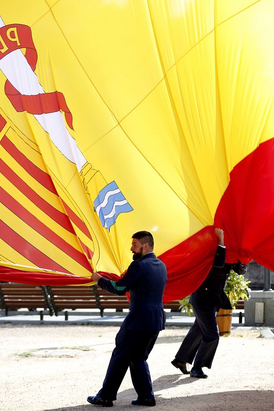 Izado de la bandera en la Plaza de Colón