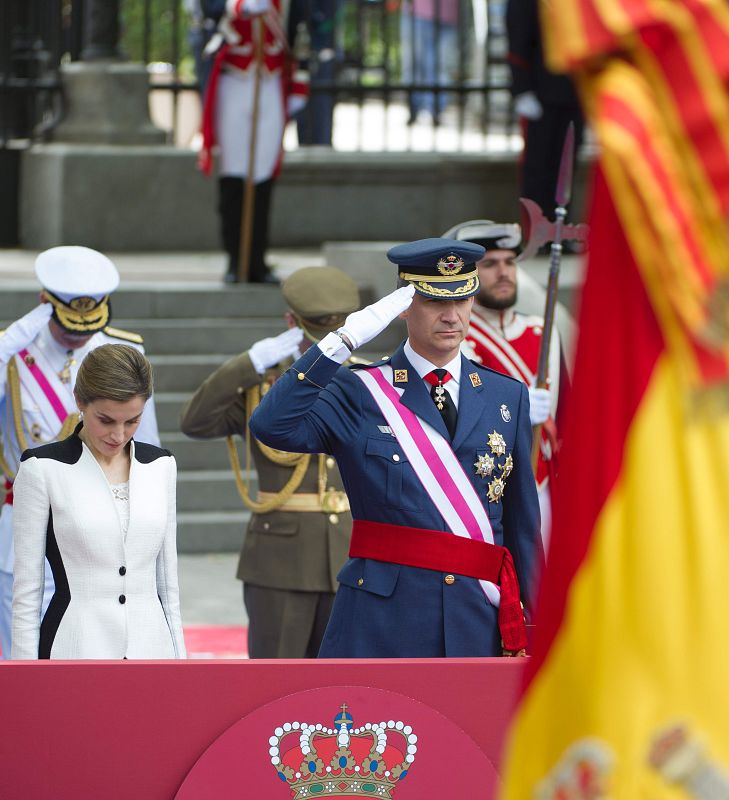 Felipe VI y la reina Letizia observan el desfile desde el palco de honor