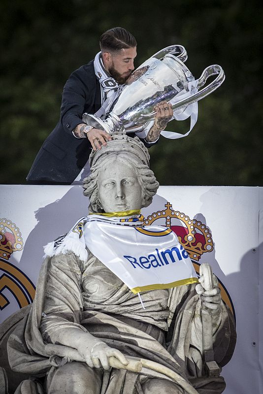 Sergio Ramos besa a la Cibeles tras lograr la undécima Copa de Europa