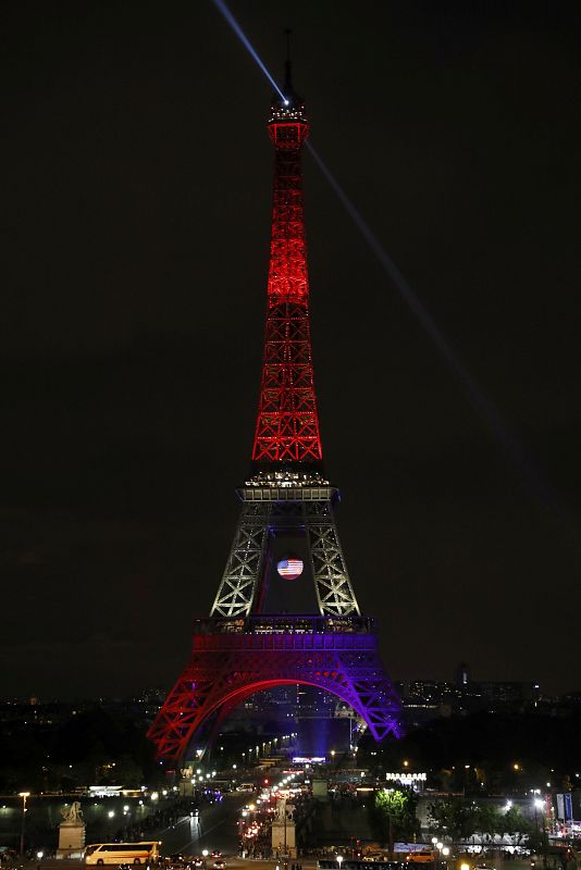 El emblemático monumento francés también se ha iluminado para mostrar solidaridad con Estados Unidos.