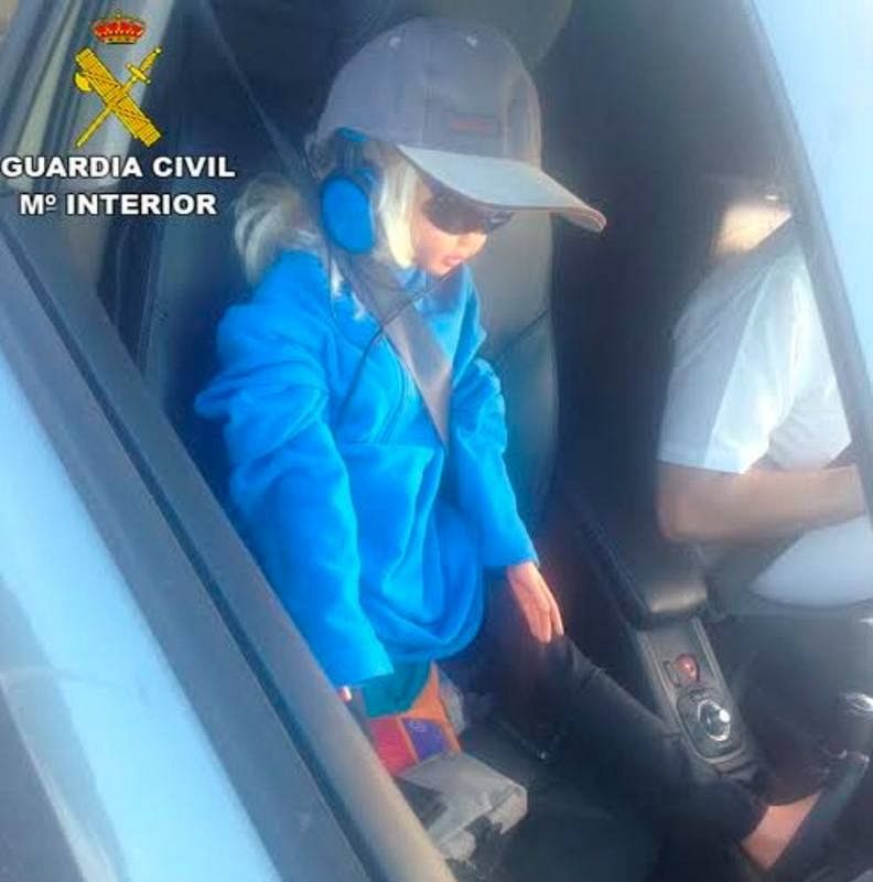 Cazado por llevar una muñeca como copiloto para poder circular por el Bus-VAO