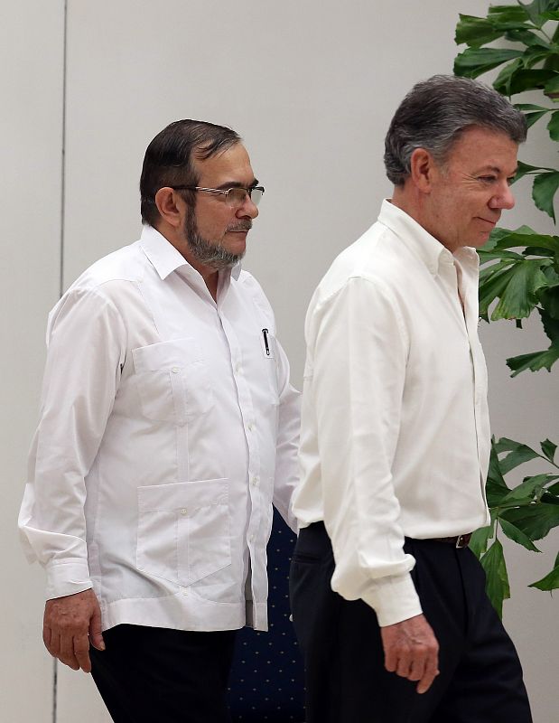 El delegado de las FARC en Cuba, Rodrigo Londoño Echeverri, alias "Timochenko" y el presidente de Colombia, Juan Manuel Santos.EGO EN COLOMBIA