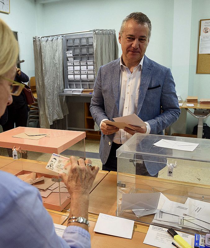 El lehendakari Iñigo Urkullu acude a votar en Durango