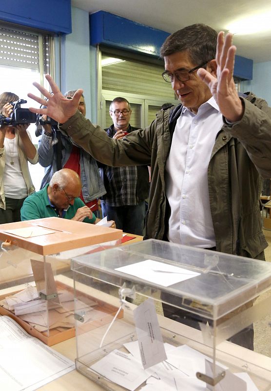 El lehendakari, Iñigo Urkullu, acude a votar en Durango