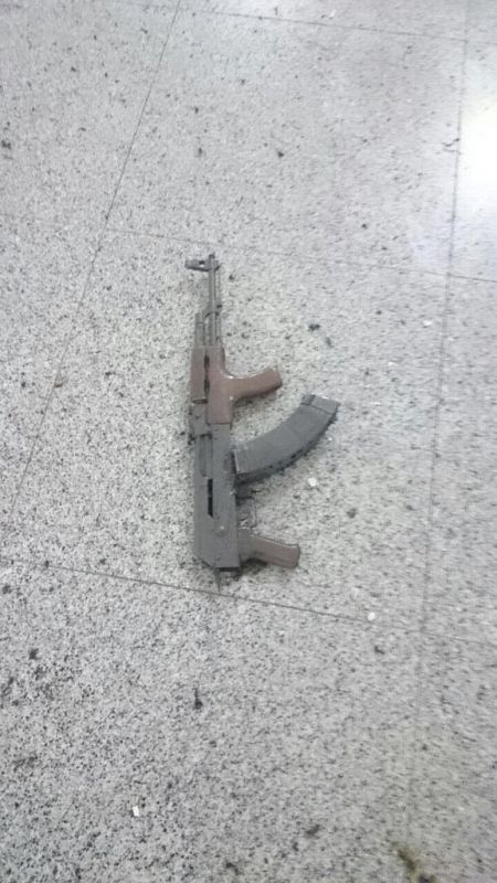 Un arma en el suelo del aeropuerto Ataturk tras los atentados suicidas y el tiroteo