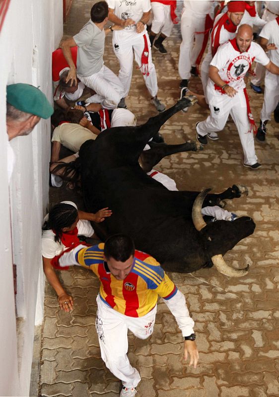 La caída de dos astados ha prolongado el quinto encierro de San Femrín 2016