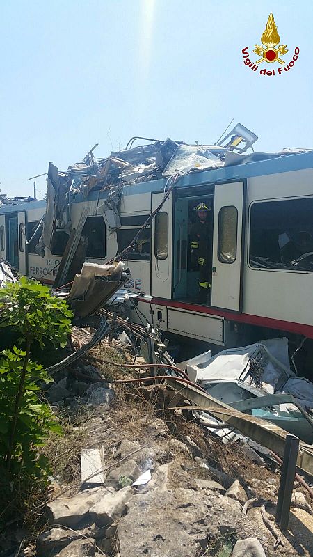 Los dos trenes, de la línea de Bari Norte, han chocado sobre las 11.30, hora local.