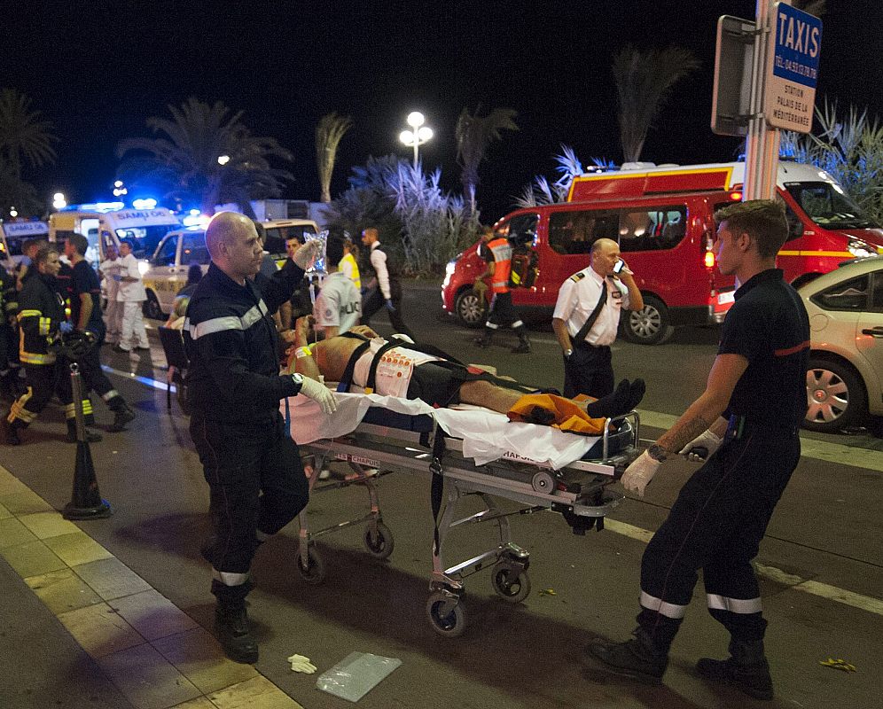 Heridos son evacuados del lugar en donde un camión arremetió contra la multitud durante las celebraciones del Día de la Bastilla en Niza