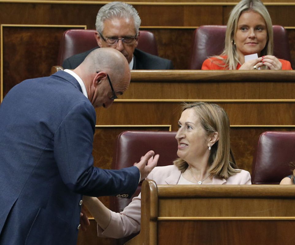 Ana Pastor charla con el diputado de Ciudadanos Félix Álvarez 'Felisuco'