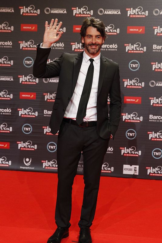 El actor español Eduardo Noriega desfila por la alfombra roja de los Premios Platino.