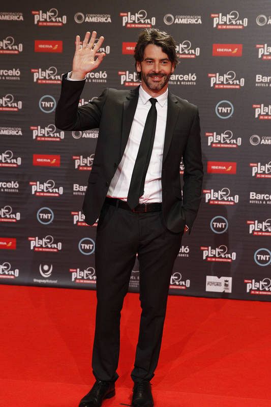 El actor español Eduardo Noriega desfila por la alfombra roja de los Premios Platino.