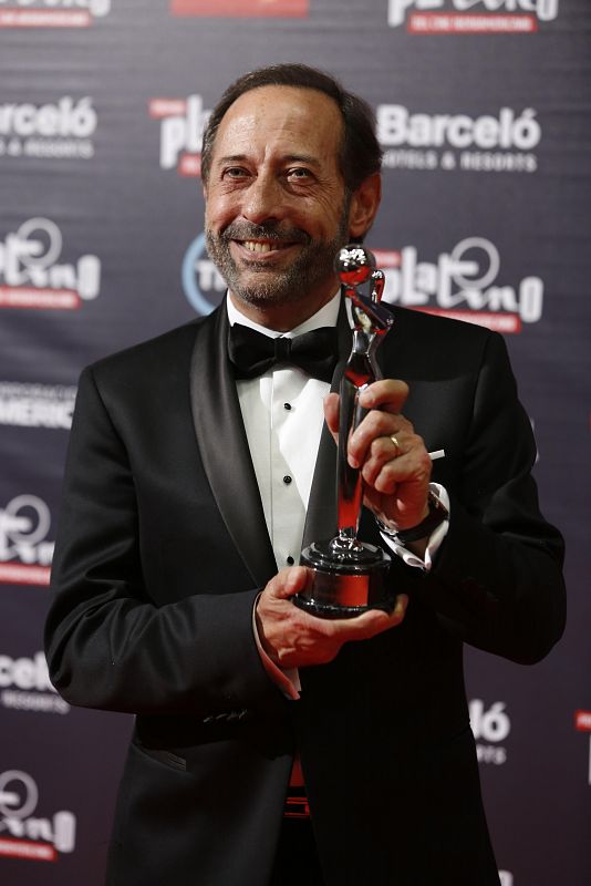 El argentino Guillermo Francella posa con el Premio Platino a mejor actor por su papel en la película "El Clan".