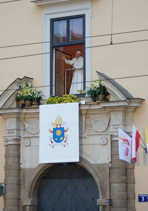 El papa Francisco se dirige a los peregrinos desde la 'ventana del papa' en la catedral de Wawel