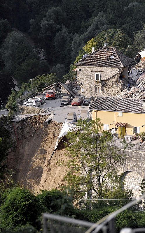 Casas destruidas a causa del terremoto de grado 6 en la escala de Richter