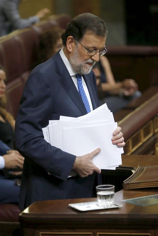 El presidente del Gobierno en funciones, Mariano Rajoy, se dispone a abandonar el estrado tras pronunciar su discurso de investidura, esta tarde en el Congreso de los Diputados.