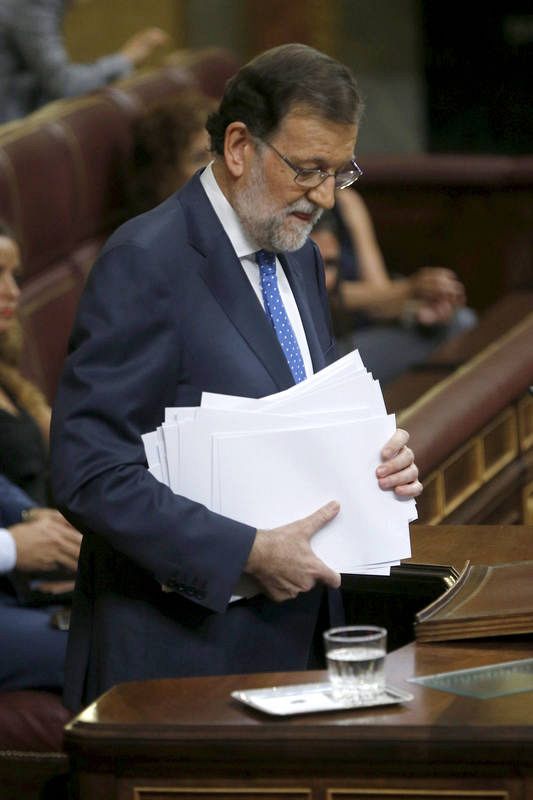 El presidente del Gobierno en funciones, Mariano Rajoy, se dispone a abandonar el estrado tras pronunciar su discurso de investidura, esta tarde en el Congreso de los Diputados. 