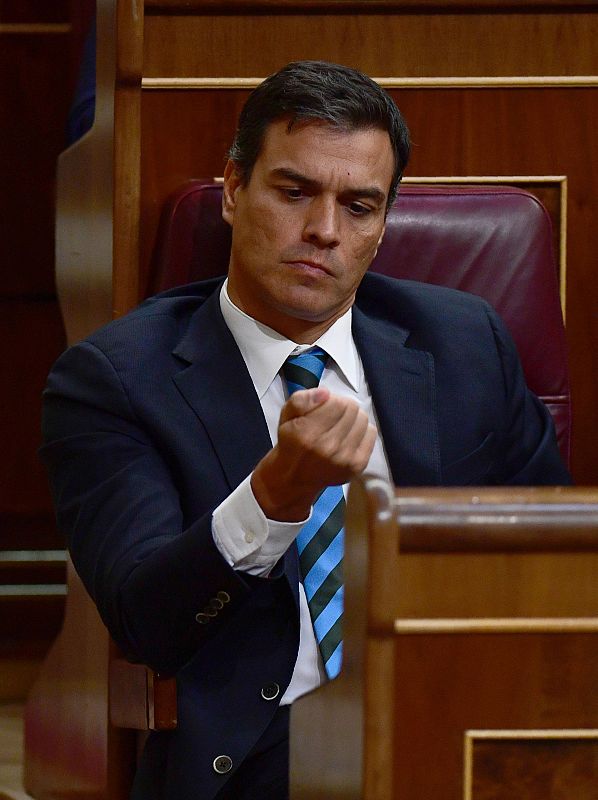 Pedro Sánchez se mira las uñas durante la primera jornada del debate de investidura