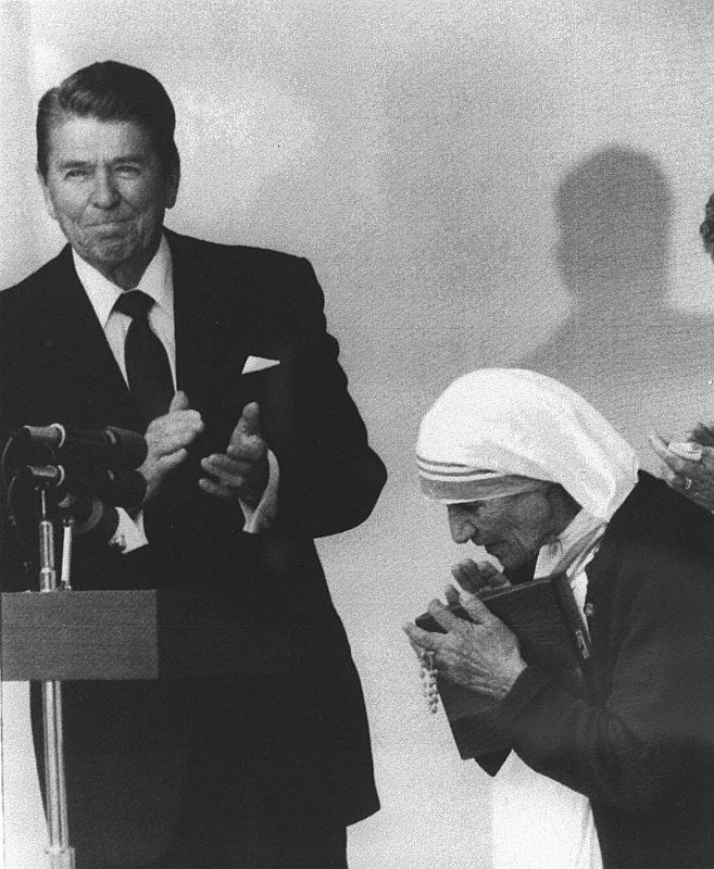 Teresa de Calcuta recibe la Medalla Presidencial de la Libertad de la mano de Ronald Reagan en junio de 1985