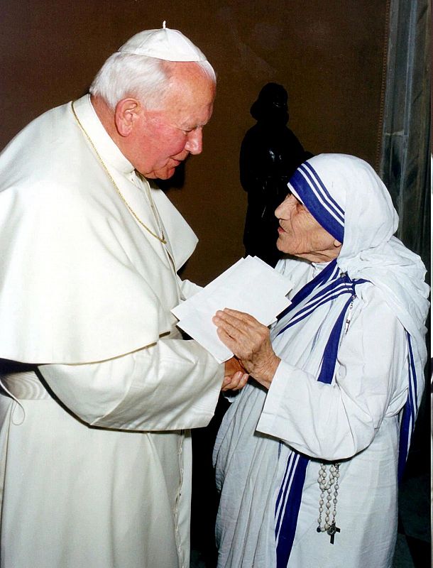 Juan Pablo II (i) sostiene la mano de Teresa de Calcuta durante una reunión en el Vaticano el 20 de mayo de 1997