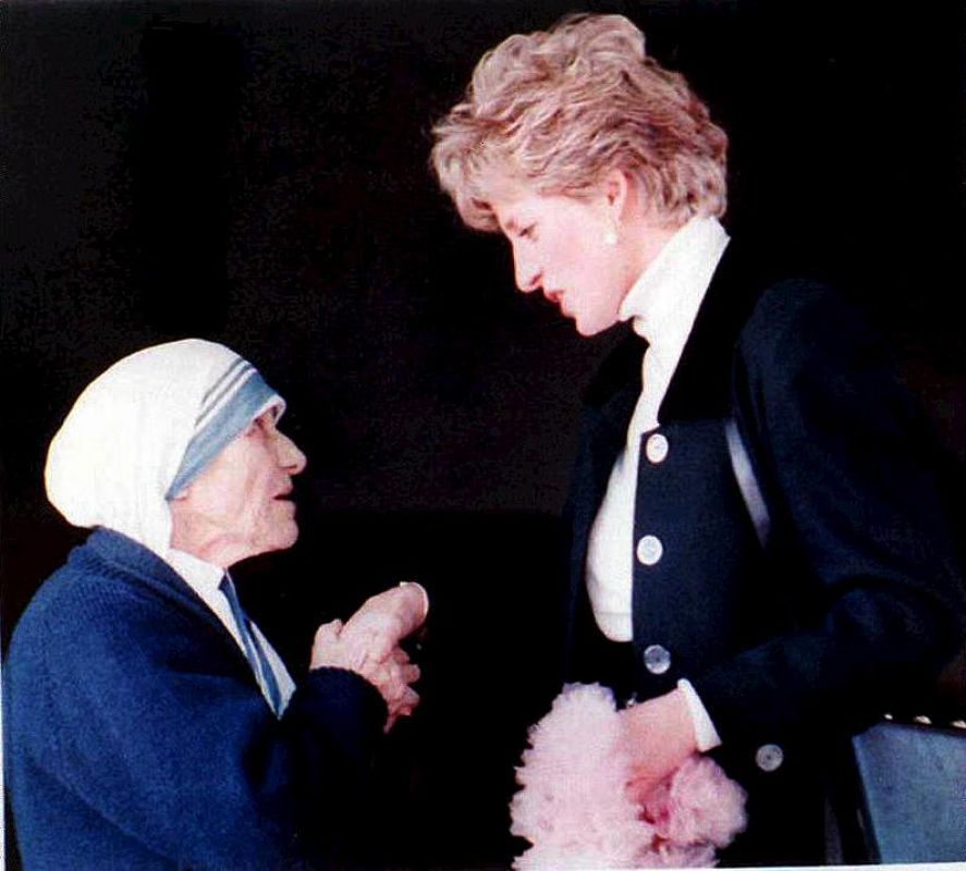 La madre Teresa con la princesa Diana de Gales en una visita al convento en Roma el 19 de febrero de 1992