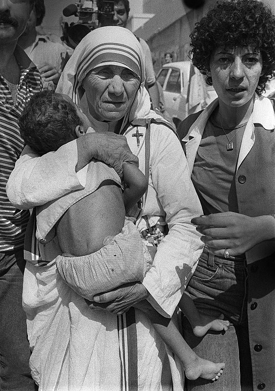 La premio Nobel de la Paz camina con un niño en brazos en agosto de 1982 en Beirut