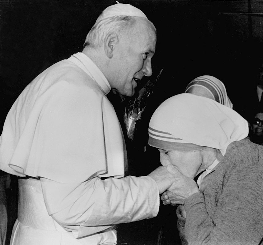 Teresa besa la mano del papa Juan Pablo II el 8 de noviembre de 1978 durante una audiencia en el Vaticano