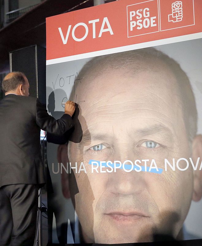 El candidato del Psdg-PSOE a la presidencia de la Xunta, Joaquín Fernández Leiceaga, en la pegada de carteles.