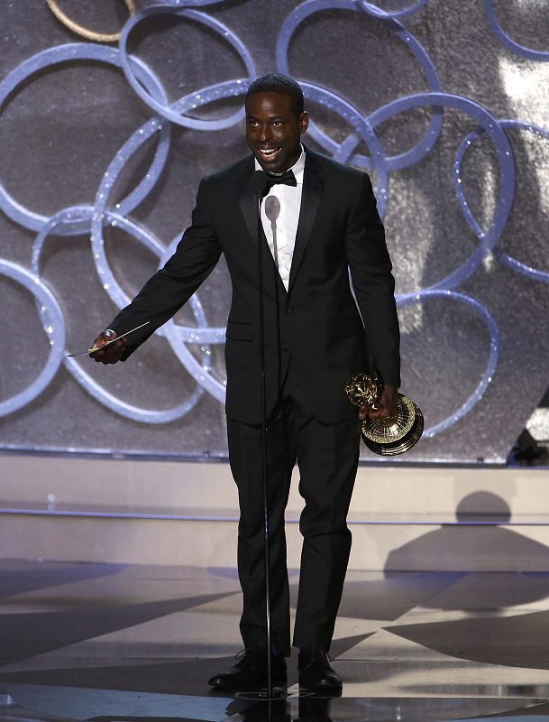 El actor recibe en los Emmy 2016 el premio por su papel en 'The People v. O.J. Simpson: American Crime Story'.