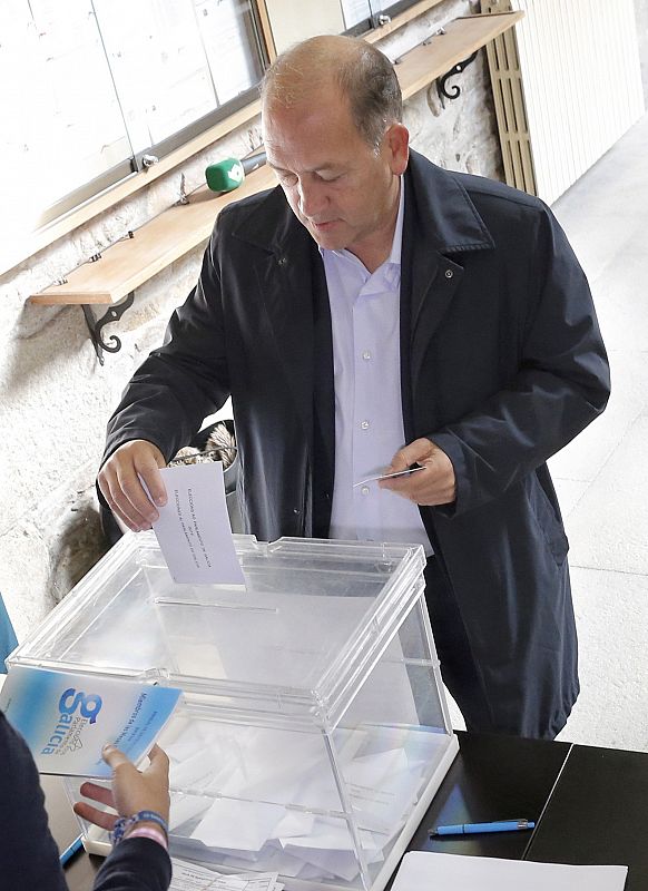 El candidato del PSdeG a la Presidencia de la Xunta, Joaquín Fernández Leiceaga, vota en Santiago de Compostela