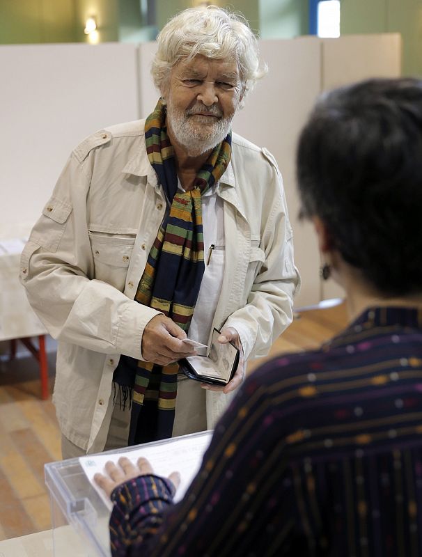 El portavoz de AGE, Xosé Manuel Beiras, vota en un colegio electoral en Brión (A Coruña)