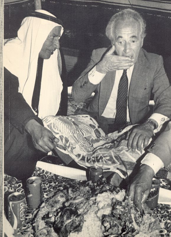 Simon Peres comparte una comida con un grupo de beduinos