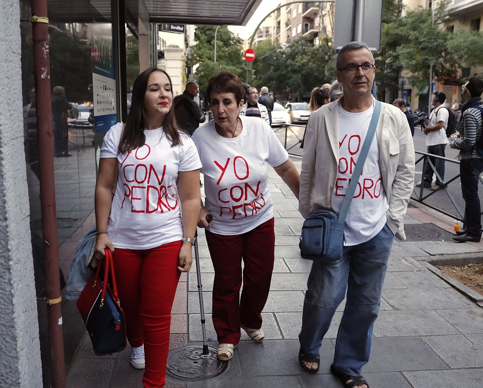Simpatizantes del partido con camisetas de apoyo a Pedro Sánchez.