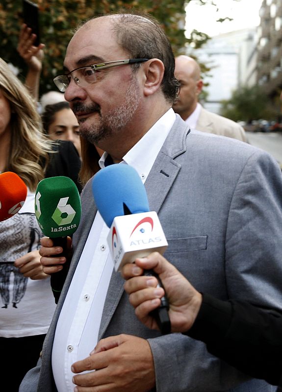 El presidente de Aragón, Javier Lambán, a su llegada a la sede del PSOE