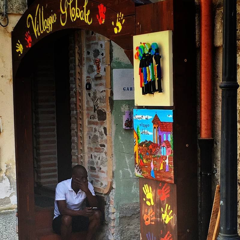  Portal anunciando la aldea global de Riace