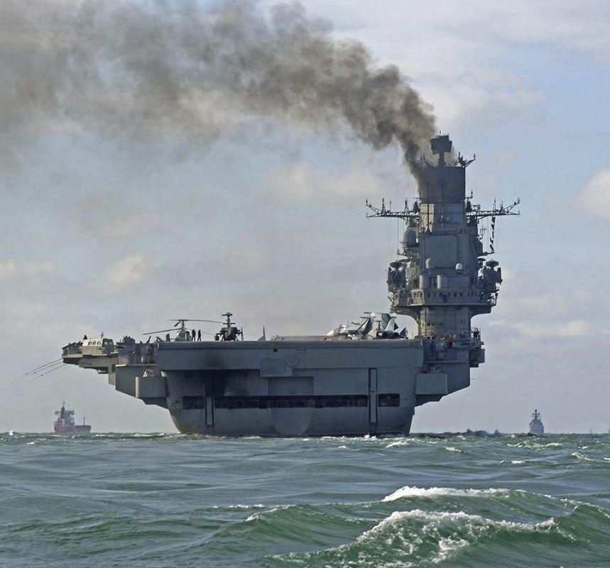El portaaviones Almirante Kuznetsov navegando por aguas internacionales cerca del puerto de Dover, Reino Unido