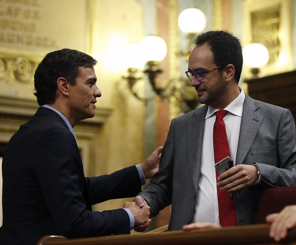 El exsecretario general del PSOE, Pedro Sánchez (i), saluda al portavoz del partido en el Congreso, Antonio Hernando, a su llegada al hemiciclo.