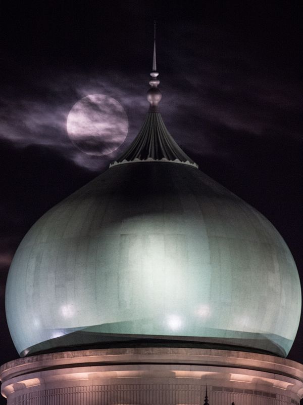 La luna llena sobre la ciudad presidencial de Putrajaya, en Malasia.