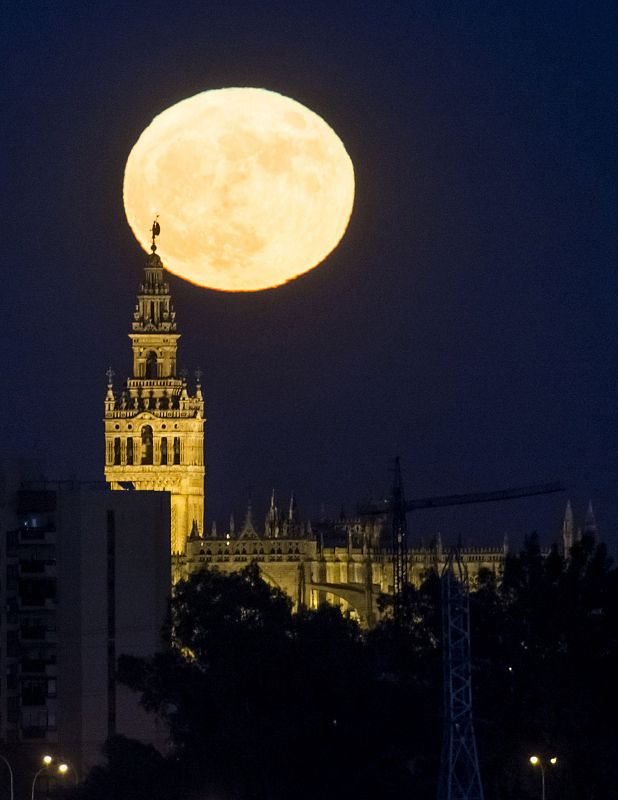 La luna sale ante la Giralda de Sevilla