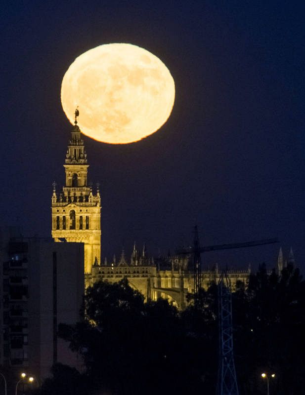 La luna sale ante la Giralda de Sevilla